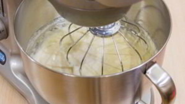 бисквитный рулет с брусничным суфле