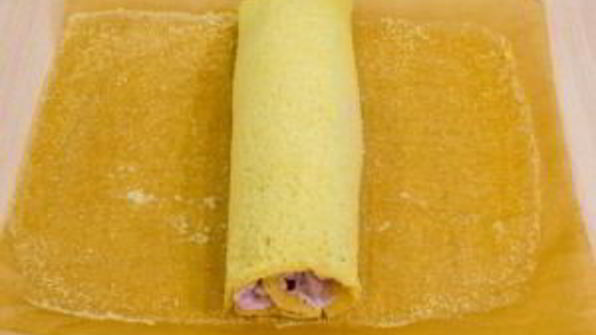 бисквитный рулет с брусничным суфле