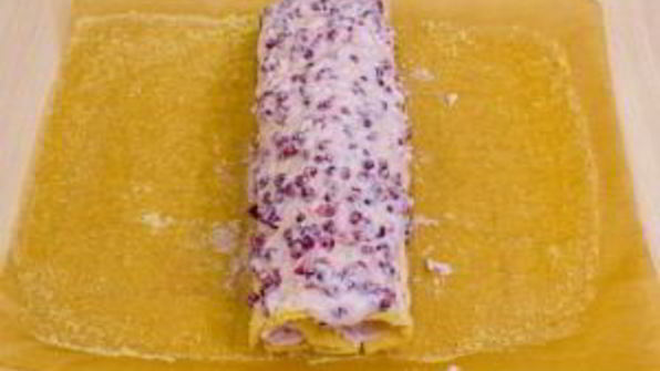 бисквитный рулет с брусничным суфле