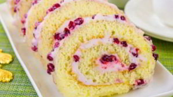 бисквитный рулет с брусничным суфле