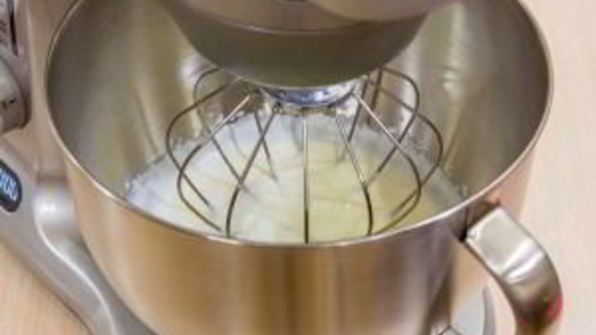 бисквитный рулет с брусничным суфле