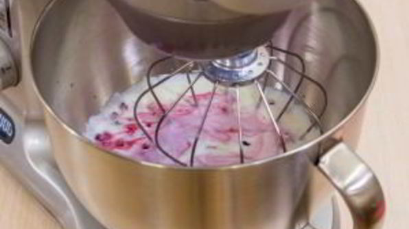 бисквитный рулет с брусничным суфле