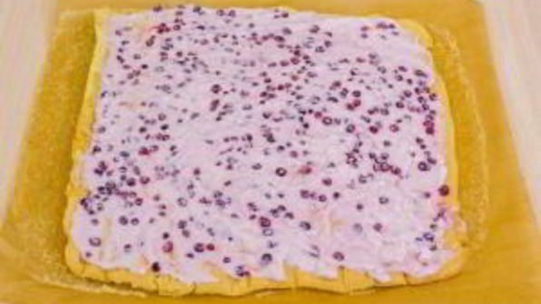 бисквитный рулет с брусничным суфле