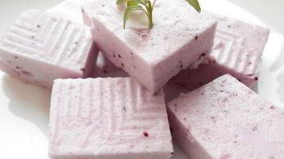 Простой торт-суфле со смородиной