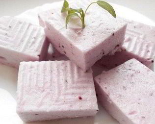 Простой торт-суфле со смородиной