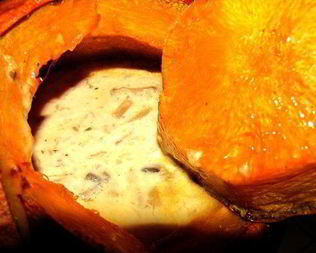 Сырное фондю в тыкве