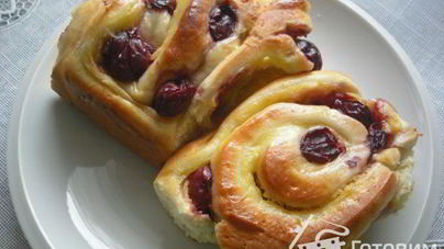 Творожные улитки начиненные пудингом и вишней