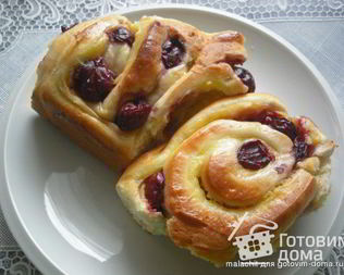 Творожные улитки начиненные пудингом и вишней