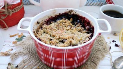 Ягодный крамбл с овсяной крошкой