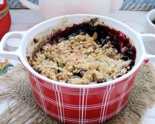 Ягодный крамбл с овсяной крошкой