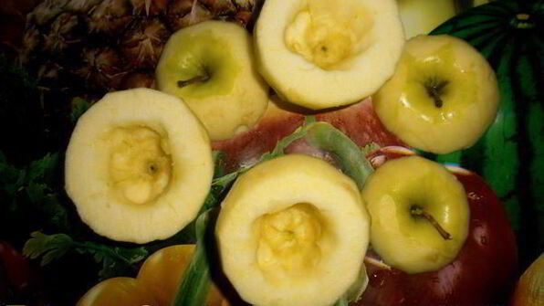 запеченное яблоко с карамелью