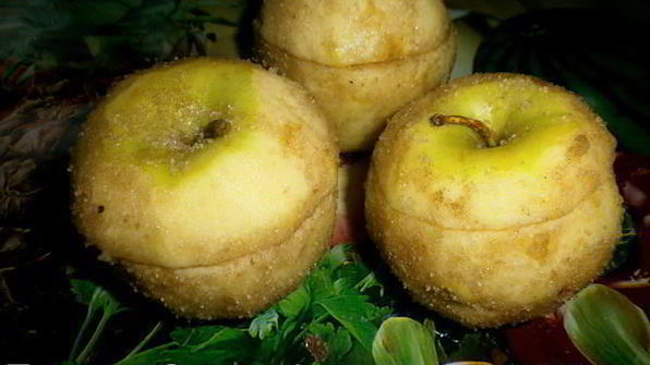 запеченное яблоко с карамелью