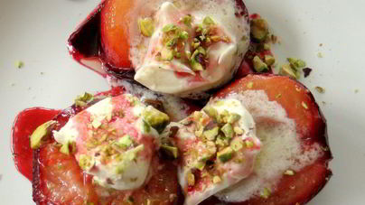 Запеченные сливы с мороженым