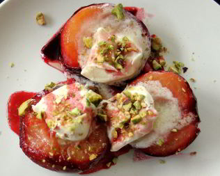 Запеченные сливы с мороженым