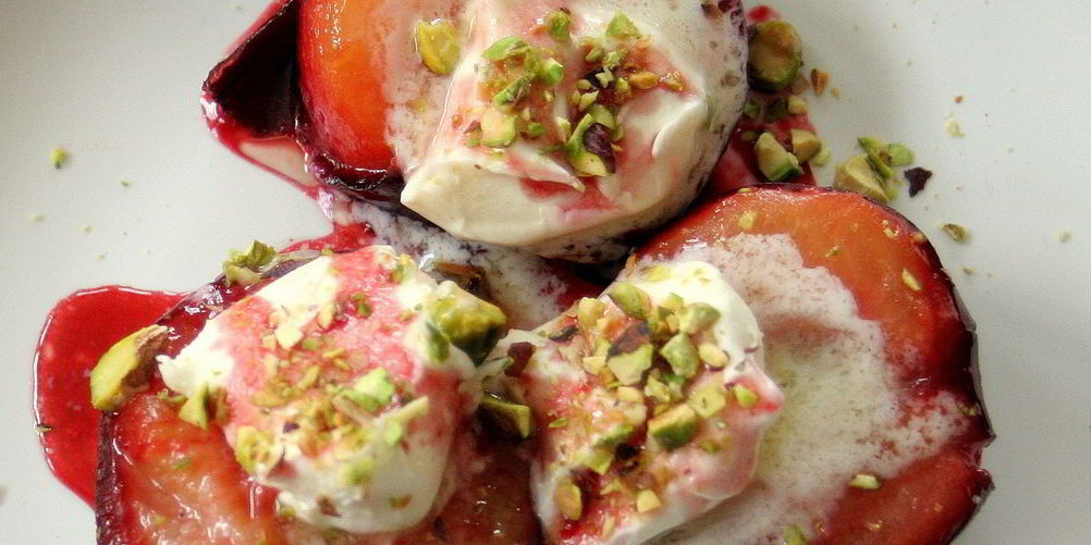 Рецепт запеченные сливы с мороженым