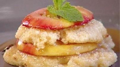 Запеченные яблоки с карамельно-ванильным соусом с корицей