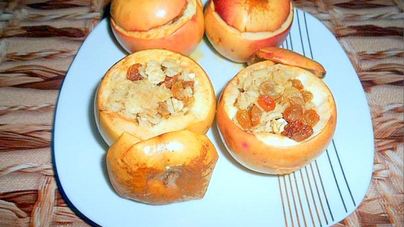 Запеченные яблоки с медом в духовке с сухофруктами и корицей