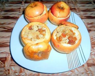 Запеченные яблоки с медом в духовке с сухофруктами и корицей