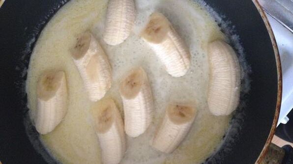 жареные бананы с ромом и орехами