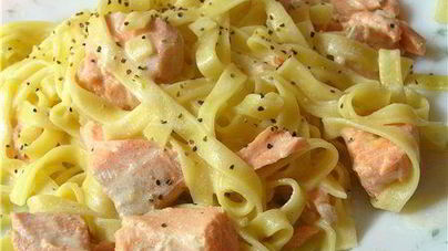 Домашняя лапша с лососевым соусом