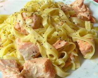 Домашняя лапша с лососевым соусом