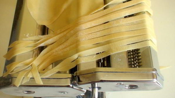 домашняя лапша в горшочке