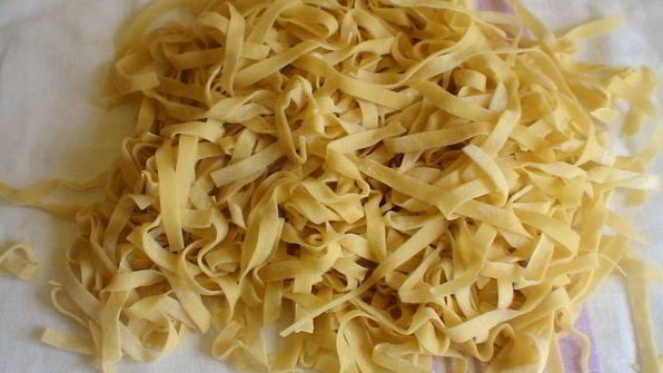 домашняя лапша в горшочке