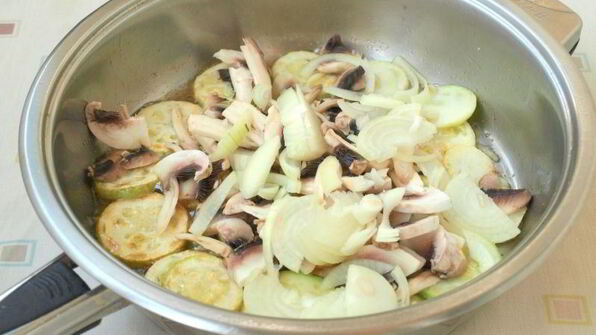 гарнир из картофеля с кабачками и шампиньонами