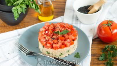 Гарнир из кускуса с помидором