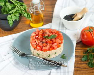 Гарнир из кускуса с помидором