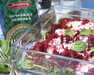 Чечевица со свеклой и шпинатом