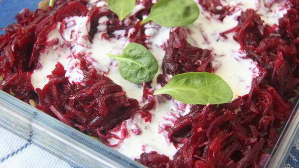 чечевица со свеклой и шпинатом