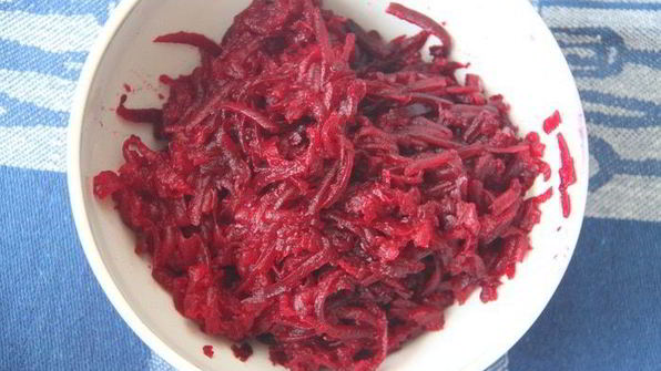 чечевица со свеклой и шпинатом