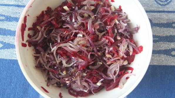 чечевица со свеклой и шпинатом