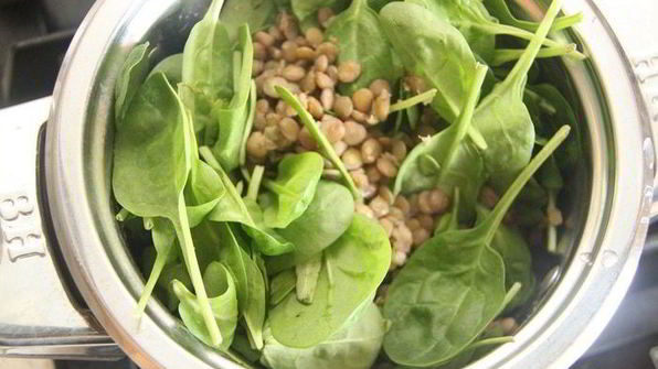 чечевица со свеклой и шпинатом