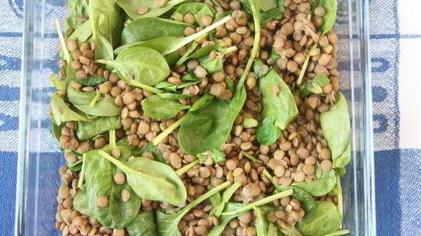 чечевица со свеклой и шпинатом