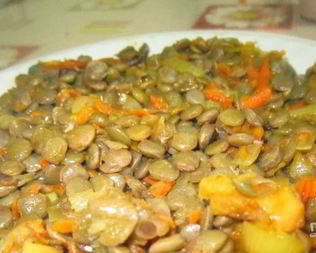 Чечевица желтая на сковороде