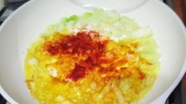 чечевица желтая на сковороде