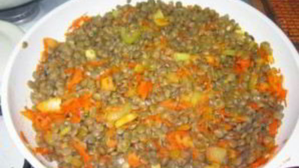 чечевица желтая на сковороде