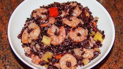 Черный рис с креветками