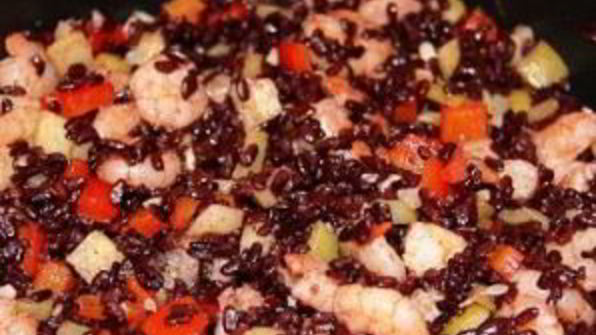 черный рис с креветками