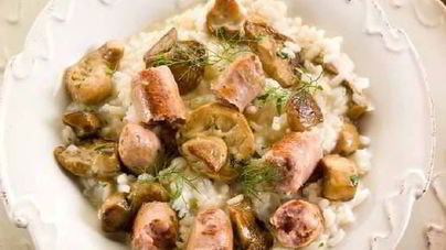 Деревенский рис с сосисками и грибами