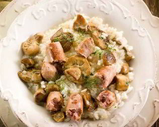 Деревенский рис с сосисками и грибами