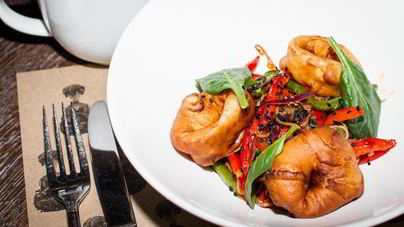 Гречневая лапша с кальмарами в кляре и жареными овощами