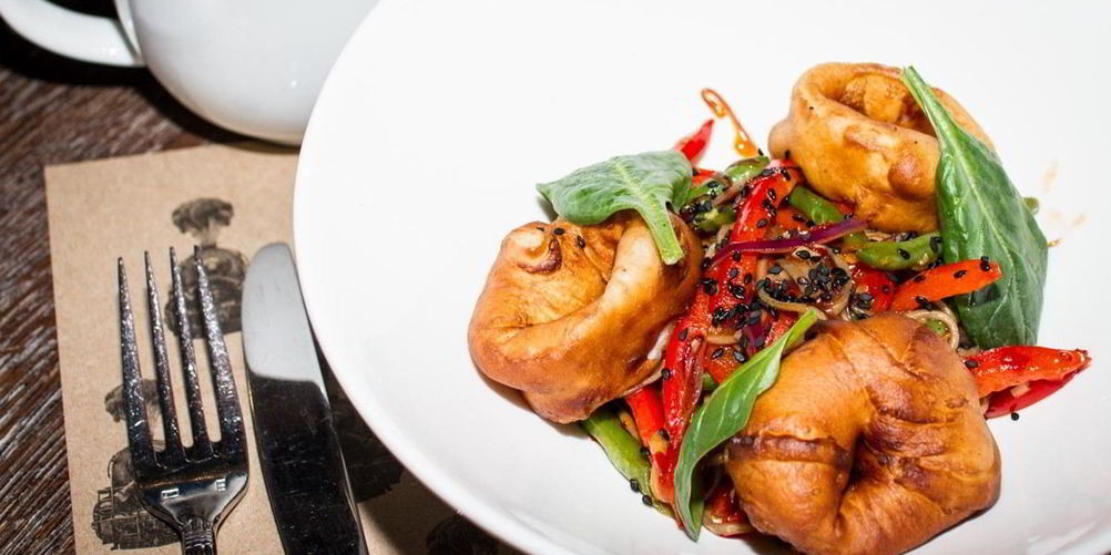 Рецепт гречневая лапша с кальмарами в кляре и жареными овощами