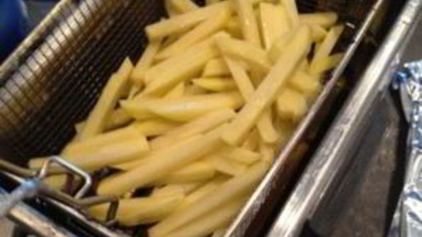 картофель фри во фритюрнице