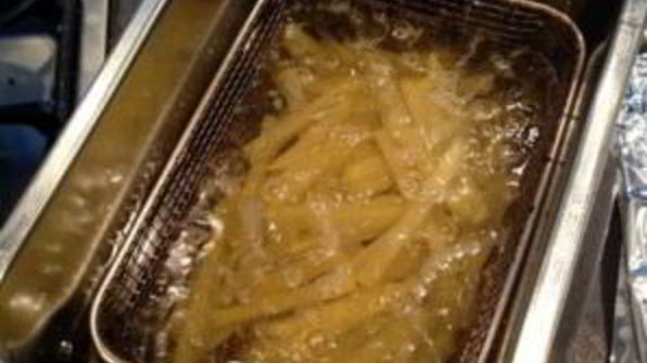 картофель фри во фритюрнице