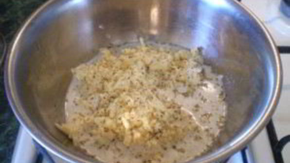 картофель под чесночно-сырным соусом