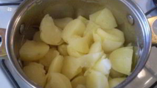 картофель под чесночно-сырным соусом