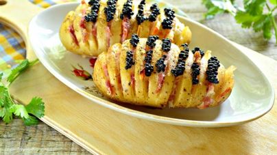 Картофель с беконом и черной икрой